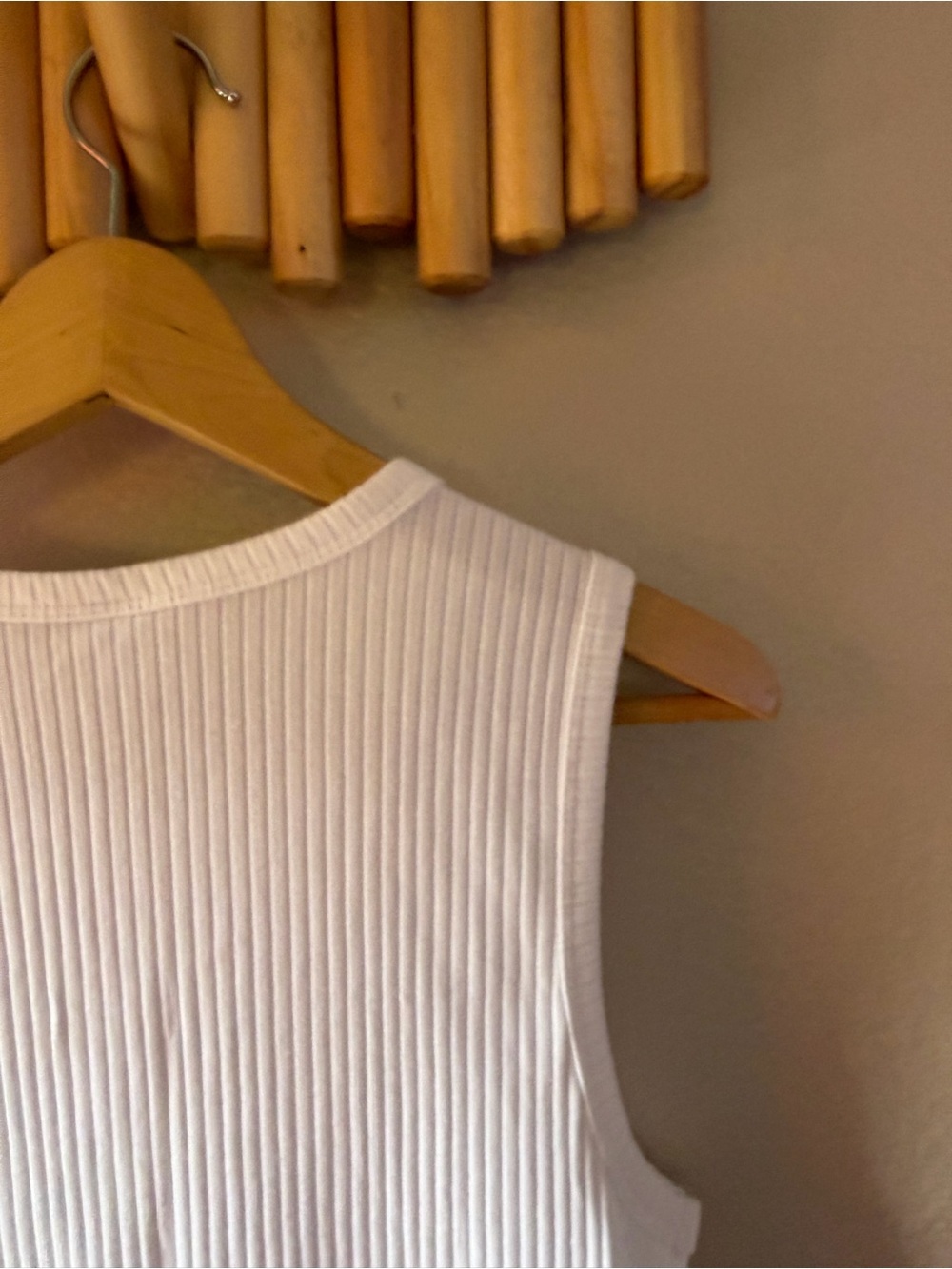Old Navy White Ribbed Button-Front Tank - Picture 4 of 5